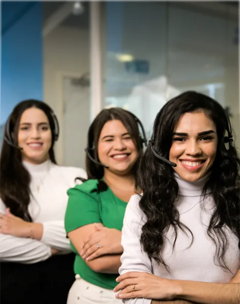 Equipe de suporte SISGR sorrindo com headsets de atendimento